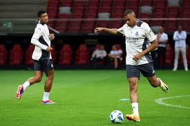 牌动作在英 牌动作在英